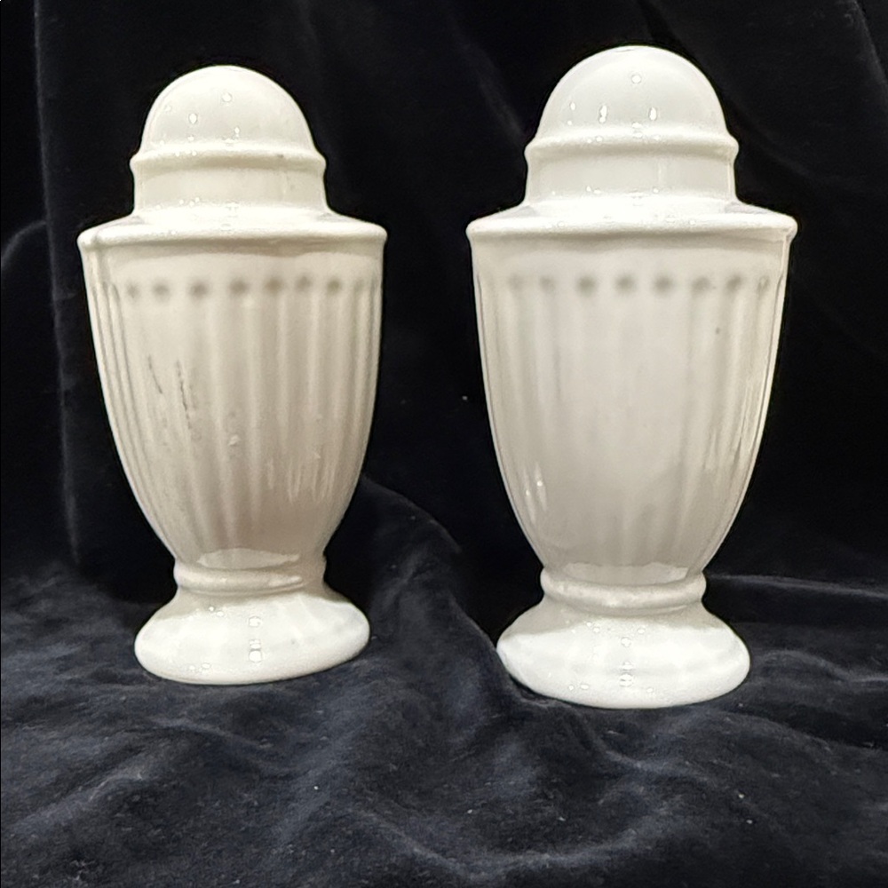 Mikasa Cream Ceramic salt 🧂 & pepper 🌶️ shakers set Italian Countryside - Picture 9 of 11
